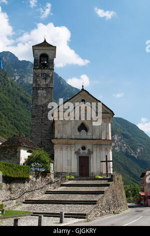 La Suisse, l'Europe : vue de l'église baroque de Sainte Marie des Anges dans l'ancien village de Lavertezzo, dans le livre vert de la vallée de Verzasca Banque D'Images