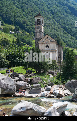 Suisse : Verzasca river, connue pour son eau turquoise, et vue sur l'église de Sainte Marie des Anges dans l'ancien village de Lavertezzo Banque D'Images