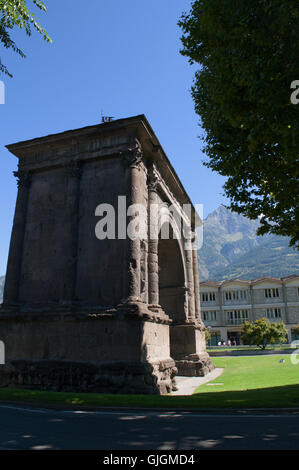 Aoste, Val d'aoste, Italie : vue de l'arc d'Auguste, construit en 25 av. J.-C. à l'occasion de la victoire sur les Salésiens (Salassi) Banque D'Images