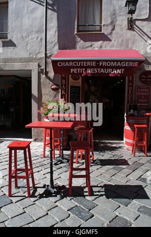 Aosta, Italie : rouge tables et chaises de restaurant la capitale de la région autonome de la vallée d'Aoste Banque D'Images