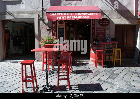 Aosta, Italie : rouge tables et chaises de restaurant la capitale de la région autonome de la vallée d'Aoste Banque D'Images