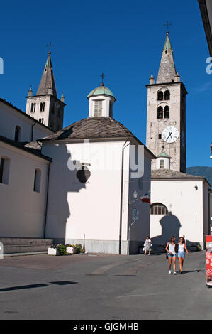 Aosta, Italie : la tour de l'horloge romane de la cathédrale d'Aoste, l'un des plus importants témoignages de l'histoire de l'Art Sacré dans la vallée d'Aoste Banque D'Images