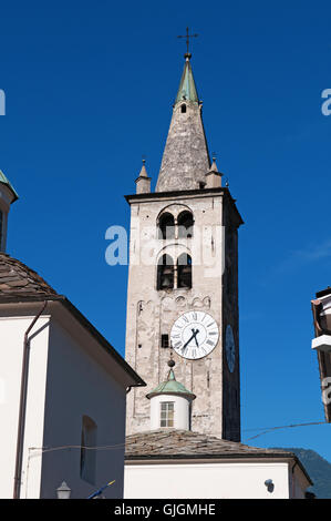 Aosta, Italie : la tour de l'horloge romane de la cathédrale d'Aoste, l'un des plus importants témoignages de l'histoire de l'Art Sacré dans la vallée d'Aoste Banque D'Images