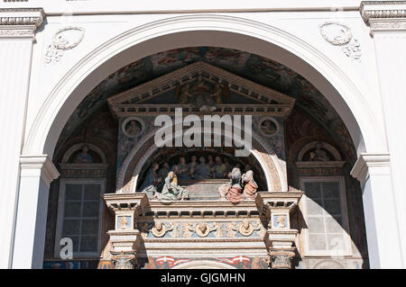 Aoste, Val d'Aoste : la façade de la cathédrale de l'assomption de Marie et saint Jean le Baptiste, témoignage de l'histoire de l'Art en Vallée d'Aoste Banque D'Images