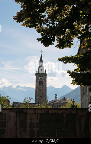 Aosta, Italie : la tour de l'horloge romane de la cathédrale d'Aoste, l'un des plus importants témoignages de l'histoire de l'Art Sacré dans la vallée d'Aoste Banque D'Images