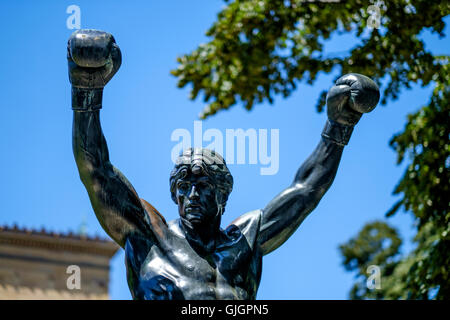 La statue de bronze de Sylvester Stallone comme Rocky Balboa en dehors de la Philadelphia Museum of Art. Banque D'Images