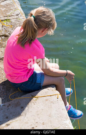 Poole, Dorset, UK. Août 16, 2016. Météo France : les enfants vont en crabe à Poole Quay sur une chaude journée ensoleillée avec soleil ininterrompue Crédit : Carolyn Jenkins/Alamy Live News Banque D'Images