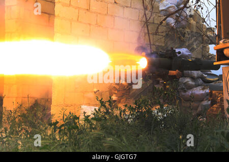 Alep, Syrie. 12 avr, 2016. Des affrontements sont actuellement en cours entre l'Armée syrienne libre et l'armée du régime dans la périphérie est d'Alep. Combattants du feu de l'Armée syrienne libre des roquettes sur les positions du régime au cours des affrontements. Le régime vise les Al-Castelo area en utilisant l'artillerie, des tireurs embusqués et des bombardements est également la seule route qui est à gauche qui mène à Alep. L'Armée syrienne libre se bat énormément pour maintenir cette route afin d'empêcher l'état de siège d'Alep. Credit : Louai Barakat/ImagesLive/ZUMA/Alamy Fil Live News Banque D'Images