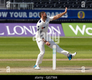 Old Trafford, Manchester, Royaume-Uni. Août 16, 2016. Comté Supersavers championnat. Lancashire et Yorkshire. Yorkshire all-rounder Tim Bresnan bowls ce matin. Credit : Action Plus Sport/Alamy Live News Banque D'Images