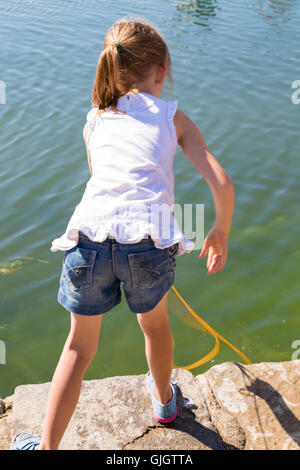 Poole, Dorset, UK. Août 16, 2016. Météo France : les enfants vont en crabe à Poole Quay sur une chaude journée ensoleillée avec soleil ininterrompue Crédit : Carolyn Jenkins/Alamy Live News Banque D'Images