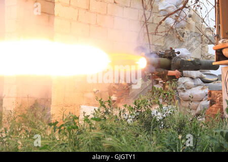 Alep, Syrie. Août 16, 2016. Des affrontements sont actuellement en cours entre l'Armée syrienne libre et l'armée du régime dans la périphérie est d'Alep. Combattants du feu de l'Armée syrienne libre des roquettes sur les positions du régime au cours des affrontements. Le régime vise les Al-Castelo area en utilisant l'artillerie, des tireurs embusqués et des bombardements est également la seule route qui est à gauche qui mène à Alep. L'Armée syrienne libre se bat énormément pour maintenir cette route afin d'empêcher l'état de siège d'Alep. Credit : Louai Barakat/ImagesLive/ZUMA/Alamy Fil Live News Banque D'Images