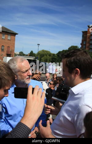 Derby, Royaume-Uni, 16 août 2016. Course à la Direction du travail. Leader du travail parle Jeremy Corbyn et répond aux supporters lors d'une campagne à la direction d'en vert, la cathédrale de Derby. Crédit : Daniel Crawford/Alamy Live News Banque D'Images