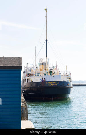 Poole, Dorset, UK. 16 Août 2016 Royaume-Uni : météo Shieldhall, le plus grand navire à vapeur de travail de son genre en Europe, est amarrée le long Poole Quay sur une chaude journée ensoleillée avec soleil ininterrompue. Les visiteurs ont la possibilité de se rendre à bord du navire et d'accéder au moteur, les chaufferies et le pont et d'apprendre comment fonctionne un bateau à vapeur. Credit : Carolyn Jenkins/Alamy Live News Banque D'Images