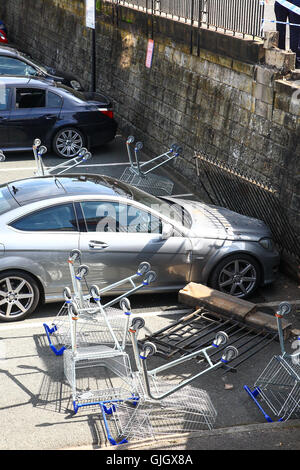 Bradford, West Yorkshire, Royaume-Uni. 16 août, 2016. vers l'heure du déjeuner aujourd'hui, le garde-corps perimiter du parking à Tesco dans Ilkley, West Yorkshire auraient été frappés par une voiture qui ne s'est pas arrêté à l'incident. le parapet en maçonnerie et est tombé sur une plaque de 12 mercedes c180 voiture dans le parking à Tesco laissant le propriétaire avec ce qui ressemblait à une radiation de l'assurance. l'trollies avait été placée pour empêcher les gens de trop près et des membres du personnel étaient fixant la limite dangereux qui avait une baisse d'environ 16 pieds de la sentier public pour le parking. crédit : Andrew Gardner/Alamy live news Banque D'Images