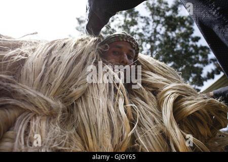 Manikganj, au Bangladesh. Août 16, 2016. Travailleur du Bangladesh jute réalise pour le commerce au marché local à Manikganj, à l'extérieur de Dhaka, Bangladesh, le 16 août 2016. Le Bangladesh produit la meilleure qualité de fibre de jute naturelle. En tant que fabricant de produits de jute du Bangladesh, ou l'exportateur a un avantage supplémentaire dans la fabrication de produits de jute de qualité supérieure à l'aide de meilleure qualité de fibre naturelle. Credit : Suvra Kanti Das/ZUMA/Alamy Fil Live News Banque D'Images