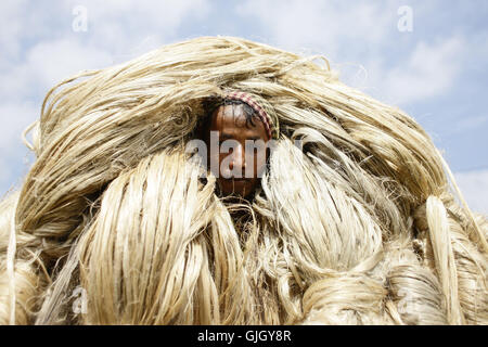 Manikganj, au Bangladesh. Août 16, 2016. Un travailleur du Bangladesh jute réalise pour le commerce au marché local à Manikganj, à l'extérieur de Dhaka, Bangladesh, le 16 août 2016. Le Bangladesh produit la meilleure qualité de fibre de jute naturelle. En tant que fabricant de produits de jute du Bangladesh, ou l'exportateur a un avantage supplémentaire dans la fabrication de produits de jute de qualité supérieure à l'aide de meilleure qualité de fibre naturelle. Credit : Suvra Kanti Das/ZUMA/Alamy Fil Live News Banque D'Images