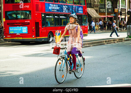 Londres, Royaume-Uni. Août 16, 2016. Le soleil brille, à Holborn. Soleil août canicule comme continue. Credit : JOHNNY ARMSTEAD/Alamy Live News Banque D'Images