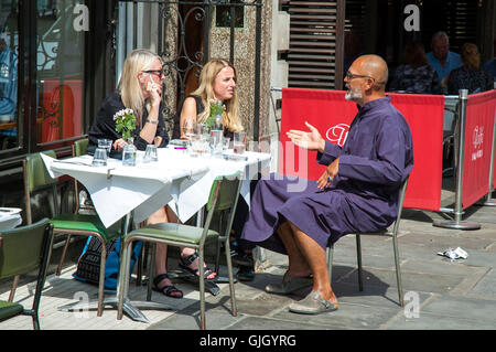 Londres, Royaume-Uni. Août 16, 2016. Le soleil brille, à Covent Garden. Soleil août canicule comme continue. Credit : JOHNNY ARMSTEAD/Alamy Live News Banque D'Images