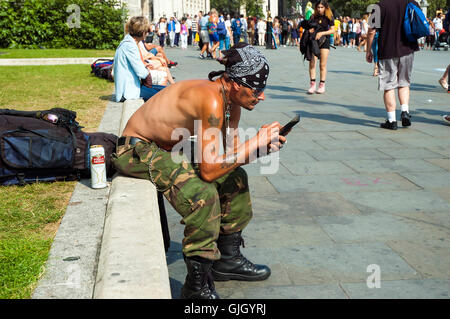 Londres, Royaume-Uni. Août 16, 2016. Le soleil brille, à Trafalgar Square. Soleil août canicule comme continue. Credit : JOHNNY ARMSTEAD/Alamy Live News Banque D'Images