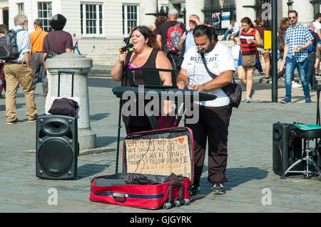 Londres, Royaume-Uni. Août 16, 2016. Le soleil brille, à Trafalgar Square. Soleil août canicule comme continue. Credit : JOHNNY ARMSTEAD/Alamy Live News Banque D'Images