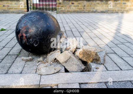 Londres, Royaume-Uni. Août 16, 2016. Une borne de stationnement a été éliminée par une voiture à Bow, causant de sérieux dommages à la route. Credit : Alberto Pezzali/Alamy Live News Banque D'Images