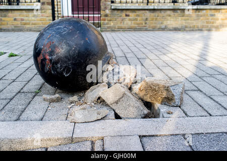 Londres, Royaume-Uni. Août 16, 2016. Une borne de stationnement a été éliminée par une voiture à Bow, causant de sérieux dommages à la route. Credit : Alberto Pezzali/Alamy Live News Banque D'Images