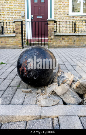 Londres, Royaume-Uni. Août 16, 2016. Une borne de stationnement a été éliminée par une voiture à Bow, causant de sérieux dommages à la route. Credit : Alberto Pezzali/Alamy Live News Banque D'Images