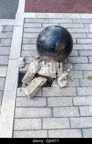 Londres, Royaume-Uni. Août 16, 2016. Une borne de stationnement a été éliminée par une voiture à Bow, causant de sérieux dommages à la route. Credit : Alberto Pezzali/Alamy Live News Banque D'Images