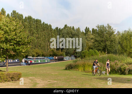 Milton Keynes, Royaume-Uni. 16 août, 2016. Une journée d'été au parc Campbell montrant le bateau moorings sur le Grand Union canal et les gens de côté le magnifique lac bénéficiant d'une belle journée calme. Crédit : Robert Norris/ Alamy Live News Banque D'Images