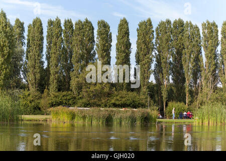 Milton Keynes, Royaume-Uni. 16 août, 2016. Une journée d'été au parc Campbell montrant le bateau moorings sur le Grand Union canal et les gens de côté le magnifique lac bénéficiant d'une belle journée calme. Crédit : Robert Norris/ Alamy Live News Banque D'Images