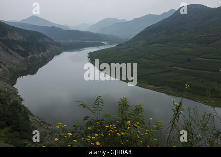 7 août 2016 - Ji'an, Jilin, Chine - le paysage de la rivière Yalu, près de Ji'an, Chine. La Chine et la Corée du Nord sur 1 420 km de frontière, les rivières et Tumen Yalu, comme la ligne de frontière naturelle, séparer les deux pays. La Chine et la Corée du Nord a été aussi intime que 'les lèvres et les dents''. Kim Jong Un comme étant le chef suprême de la République populaire démocratique de Corée et le manque de clarté des bombes ont été testés, leurs relations sont entrés dans une période de tensions. Mais récemment, la décision de la Corée du Sud des États-Unis et le déploiement du système de défense antimissiles THAAD en Corée du Sud pour contrer la menace de l'unc Banque D'Images