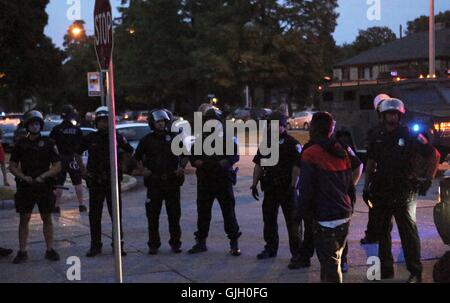 Milwaukee, États-Unis d'État du Wisconsin. Août 15, 2016. Monter la garde de police près de la place de tir d'un homme noir à Milwaukee, dans le centre-nord de l'état du Texas, aux États-Unis, 15 août 2016. Un couvre-feu nocturne a été imposé pour les adolescents dans la ville américaine de Milwaukee à partir de lundi à la suite de deux nuits de violence au cours de la police d'un tir mortel homme noir. © Emily Molli/Xinhua/Alamy Live News Banque D'Images