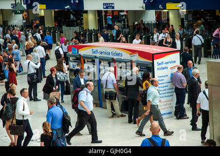 La gare de Waterloo, Londres, Royaume-Uni, 16 août 2016, la réglementation des tarifs ferroviaires en Angleterre et au Pays de Galles et réglementés les tarifs période de pointe en Ecosse va augmenter de 1,9  % l'année prochaine. La montée, déterminée par l'Juillet Indice des prix de détail (RPI) Mesure de l'inflation, prendra effet à compter de janvier 2017. Credit : JOHNNY ARMSTEAD/Alamy Live News Banque D'Images