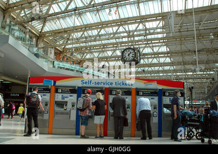 La gare de Waterloo, Londres, Royaume-Uni, 16 août 2016, la réglementation des tarifs ferroviaires en Angleterre et au Pays de Galles et réglementés les tarifs période de pointe en Ecosse va augmenter de 1,9  % l'année prochaine. La montée, déterminée par l'Juillet Indice des prix de détail (RPI) Mesure de l'inflation, prendra effet à compter de janvier 2017. Credit : JOHNNY ARMSTEAD/Alamy Live News Banque D'Images