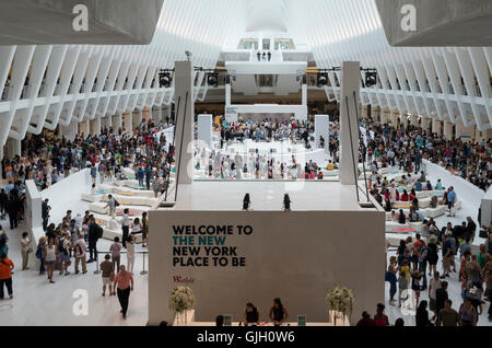 New York, USA. Août 16, 2016. Des milliers de personnes ont assisté à l'inauguration de la Westfield Shopping Mall à l'Oculus du World Trade Center à New York. Credit : Elizabeth Service/Alamy Live News. Banque D'Images