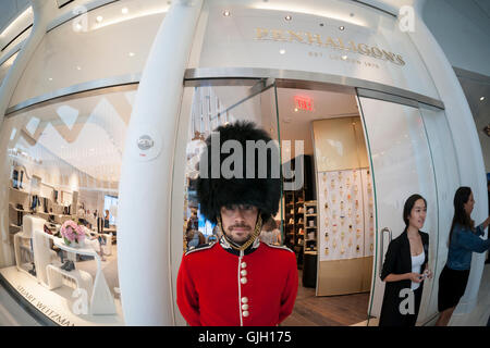 Un acteur représentant un imprimeur de la garde à l'extérieur d'un parfumeur Penhaligon's dans le World Trade Center Transportation Hub, connu sous le nom de l'Oculus, le mardi, 16 août, 2016 lors de l'inauguration de l'espace de vente au détail. Les 350 000 pieds carrés d'espace de vente au détail proposera plus d'une centaine de magasins lorsqu'ils tous ouverts, y compris un magasin Apple a ouvert aujourd'hui. Le centre commercial ouvre près de 15 ans après l'attaque terroriste du World Trade Center. (© Richard B. Levine) Banque D'Images