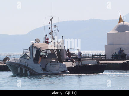 Egine. Août 16, 2016. Le bateau qui est entré en collision avec un bateau d'excursion est vu au port de l'île grecque Egine, 16 août 2016. Quatre personnes sont mortes et quatre autres ont été blessés, alors qu'il y avait des craintes des personnes disparues après une collision entre un petit bateau d'excursion et un hors-bord près de l'île grecque d'Égine dans le golfe de Saros Mardi, les garde-côtes grecs annoncé. Credit : Stelios Stefanou/Xinhua/Alamy Live News Banque D'Images