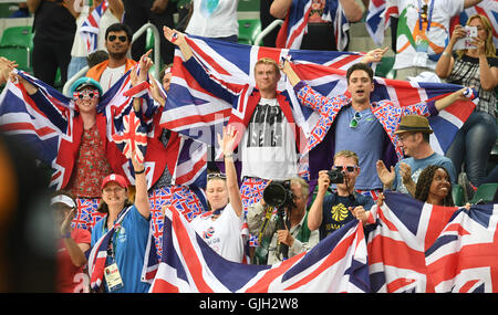 Rio de Janeiro, Brésil. Août 16, 2016. Les fans anglais célèbrent la médaille d'or de Jason Kenny (non représenté) de Grande-Bretagne pendant la Keirin Hommes du Rio Jeux Olympiques de 2016 événements Cyclisme sur Piste Vélodrome à à Rio de Janeiro, Brésil, 16 août 2016. Photo : Felix Kaestle/dpa/Alamy Live News Banque D'Images