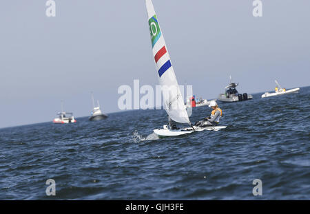 Rio de Janeiro, Brésil. Août 16, 2016. Les Pays-Bas' Marit Bouwmeester fait concurrence au cours de la women's laser radial course aux médailles de la voile à l'Jeux olympiques de Rio 2016 à Rio de Janeiro, Brésil, le 16 août 2016. Marit Bouwmeester remporte la médaille d'or. Credit : Liu Jie/Xinhua/Alamy Live News Banque D'Images