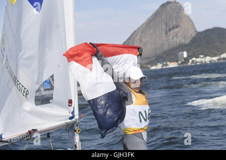 Rio de Janeiro, Brésil. Août 16, 2016. Les Pays-Bas' Marit Bouwmeester célèbre après le women's laser radial course aux médailles de la voile à l'Jeux olympiques de Rio 2016 à Rio de Janeiro, Brésil, le 16 août 2016. Marit Bouwmeester remporte la médaille d'or. Credit : Liu Jie/Xinhua/Alamy Live News Banque D'Images