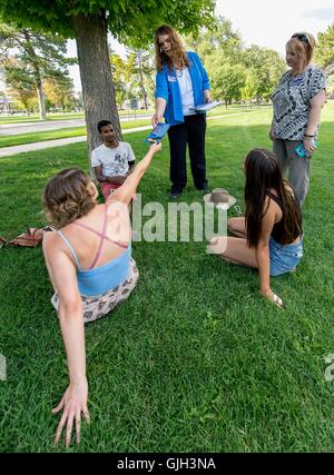 Salt Lake City, Utah, USA. Août 16, 2016. MISTY K. SNOW, candidat démocrate pour le Sénat dans l'Utah, parle avec les électeurs dans la région de Liberty Park lors d'un bain de foule dans un quartier du centre-ville. Mme Snow, le premier grand parti candidat pour le Sénat américain, fera face à nouveau sénateur Mike Lee dans l'élection de novembre. © Brian Cahn/ZUMA/Alamy Fil Live News Banque D'Images