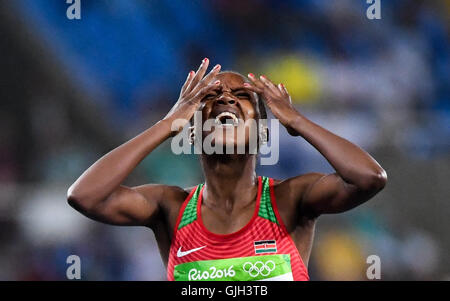 Rio de Janeiro, Brésil. Août 16, 2016. Kenya's Faith Chepngetich Kipyegon célèbre après avoir franchi la ligne d'arrivée lors de la finale du 1 500 m des femmes de l'athlétisme au Jeux Olympiques de Rio 2016 à Rio de Janeiro, Brésil, le 16 août 2016. Faith Chepngetich Kipyegon a remporté la médaille d'or. Credit : Liu Dawei/Xinhua/Alamy Live News Banque D'Images