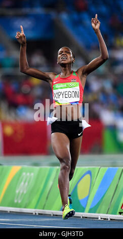 Rio de Janeiro, Brésil. Août 16, 2016. Kenya's Faith Chepngetich Kipyegon célèbre après avoir franchi la ligne d'arrivée lors de la finale du 1 500 m des femmes de l'athlétisme au Jeux Olympiques de Rio 2016 à Rio de Janeiro, Brésil, le 16 août 2016. Faith Chepngetich Kipyegon a remporté la médaille d'or. Credit : Liu Dawei/Xinhua/Alamy Live News Banque D'Images