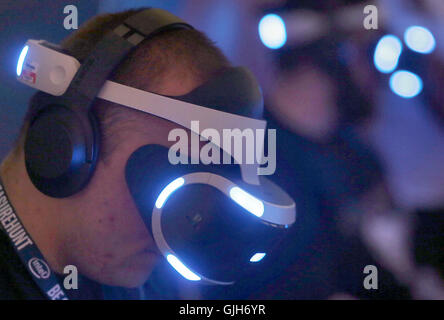 Cologne, Allemagne. Août 17, 2016. Les visiteurs commerciaux avec lunettes VR jouer un jeu vidéo de Sony au salon Gamescom 'jeux' à Cologne, Allemagne, 17 août 2016. La juste pour les jeux d'ordinateur aura lieu du 17 au 21 août 2016 à Cologne. Photo : OLIVER BERG/dpa/Alamy Live News Banque D'Images