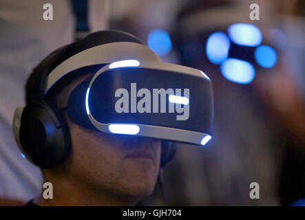 Cologne, Allemagne. Août 17, 2016. Les visiteurs commerciaux avec lunettes VR jouer un jeu vidéo de Sony au salon Gamescom 'jeux' à Cologne, Allemagne, 17 août 2016. La juste pour les jeux d'ordinateur aura lieu du 17 au 21 août 2016 à Cologne. Photo : OLIVER BERG/dpa/Alamy Live News Banque D'Images