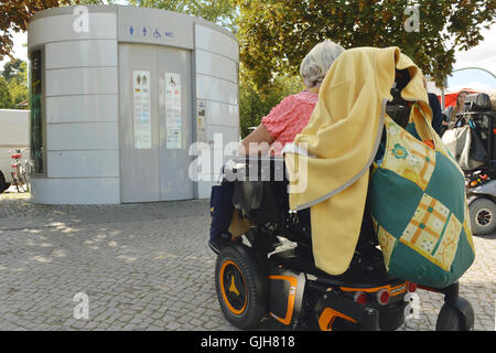 Berlin, Allemagne. Août 17, 2016. Une femme dans un fauteuil roulant de l'ouverture d'une toilettes sans obstacle à Berlin, Allemagne, 17 août 2016. PHOTO : MAURIOZIO GAMBARINI/dpa/Alamy Live News Banque D'Images