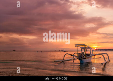 Voile sur la plage au coucher du soleil, Gili Meno, Indonésie Banque D'Images