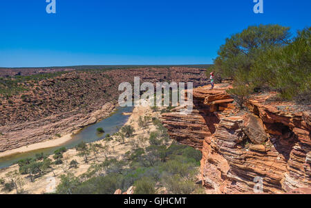 Girl looking at view, Murchison Gorge, le Parc National de Kalbarri, Western Australia, Australia Banque D'Images