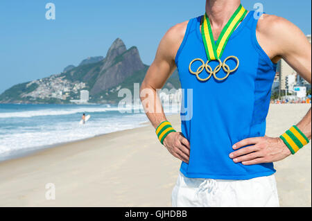 RIO DE JANEIRO - le 20 octobre 2015 : athlète signifie porter anneaux olympiques médaille d'or sur la rive de la plage d'Ipanema. Banque D'Images