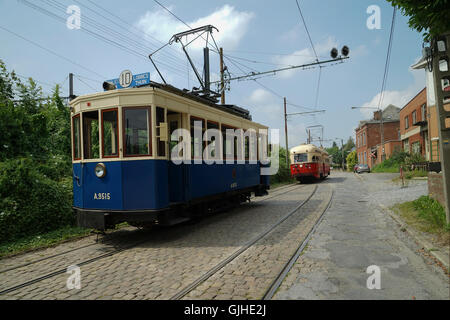 Musée ASVi Tramway quatre roues motrices 1918 A.9515 et DPC Voiture No10409 à la rue de l'Abbaye, Lobbes, Belgique -2 Banque D'Images